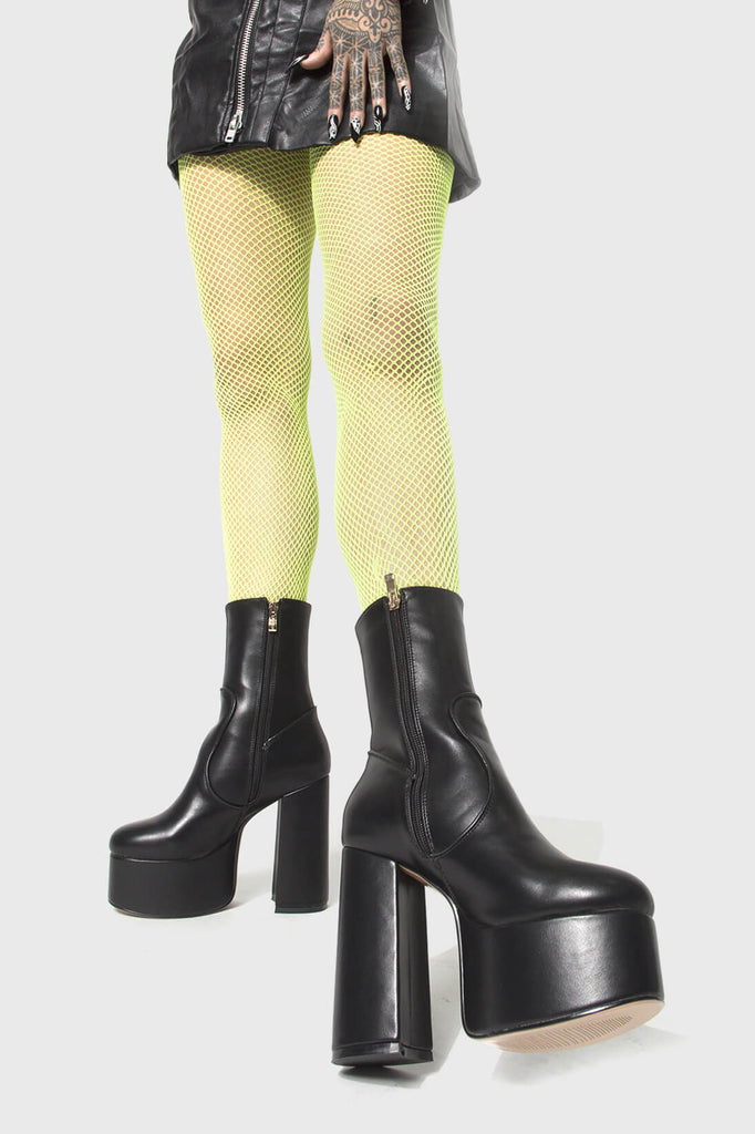 Keepin' It Classy Platform Knee High Boots in Black faux leather. These platform boots feature a minimalist look with a triangle heel. Made with eco-friendly materials and 100% cruelty-free, these platform boots are as ethical as they are chic.
 
 - Platform Height
 - Knee High length
 - Triangle heel
 - High Heel
 - 100% vegan 
 
 SKU: LMF 3340 - BlackPU
